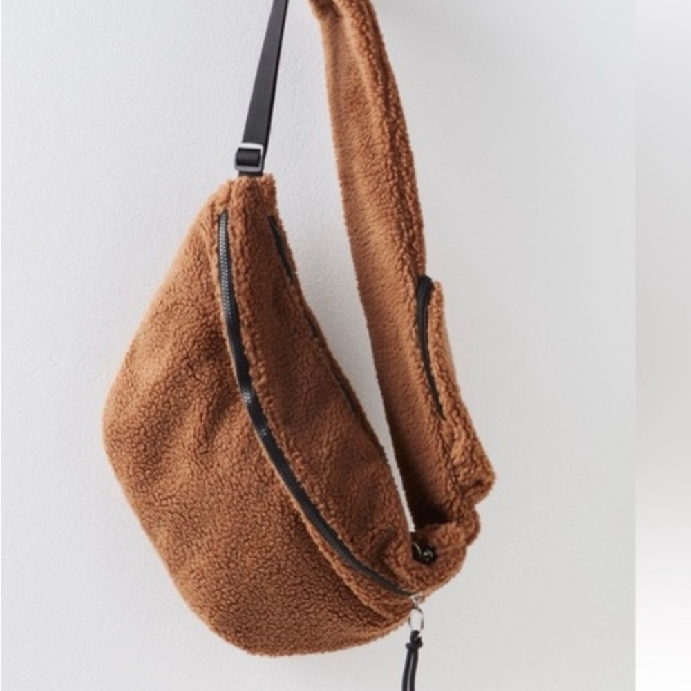 Free People Overachiever Sherpa Sling Bag NWT - Picture 5 of 6